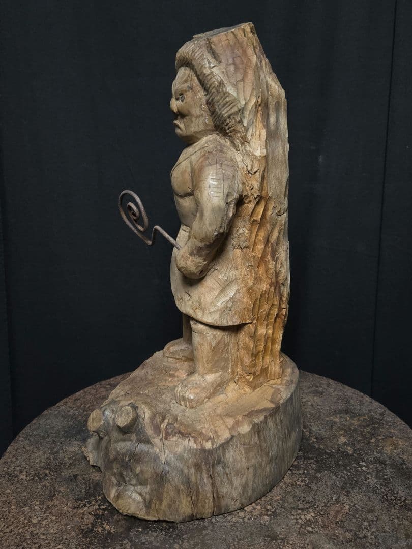 荒々しい木彫りの不動明王に鉄の小物を持たせたアーティストオブジェ骨董