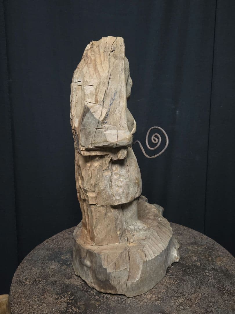 荒々しい木彫りの不動明王に鉄の小物を持たせたアーティストオブジェ骨董