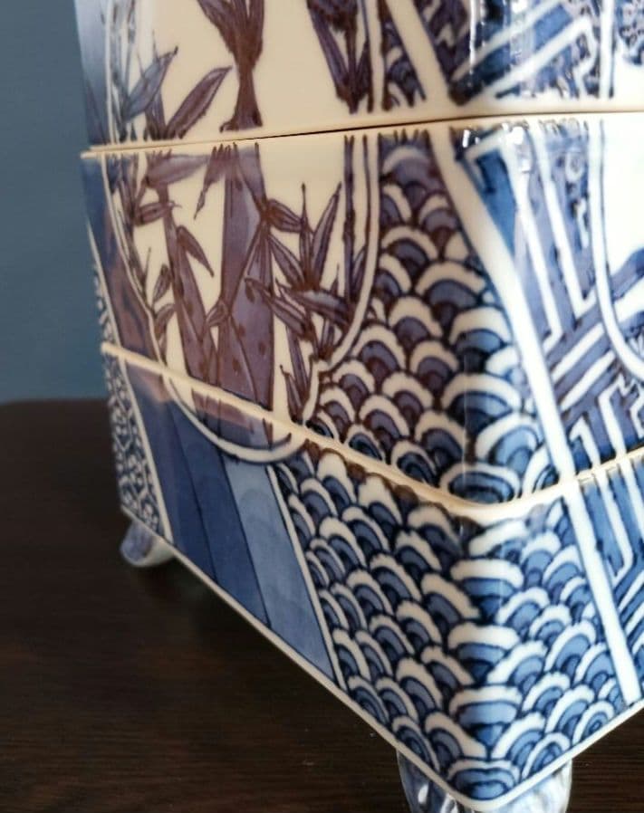 瀬戸焼 古染付写し 松竹梅 陶製四段重箱 木箱付（未使用品）