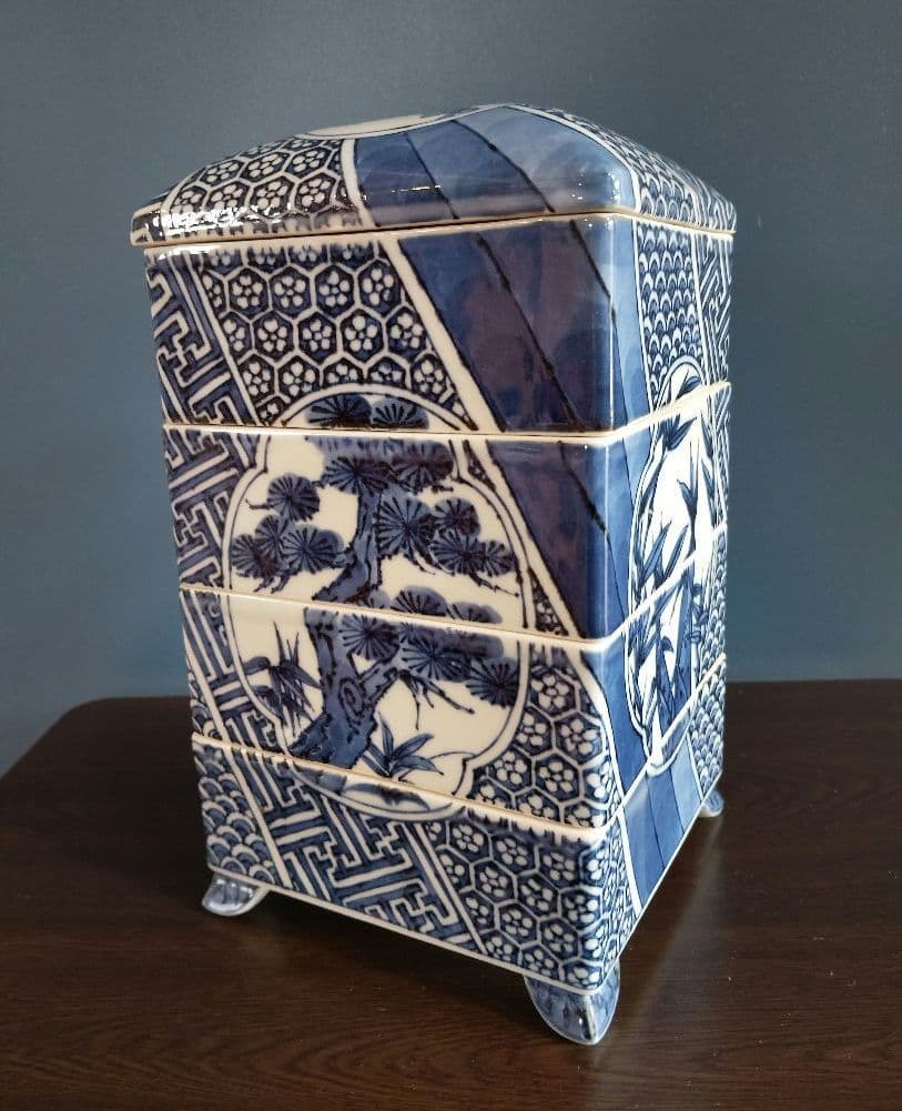 瀬戸焼 古染付写し 松竹梅 陶製四段重箱 木箱付（未使用品）