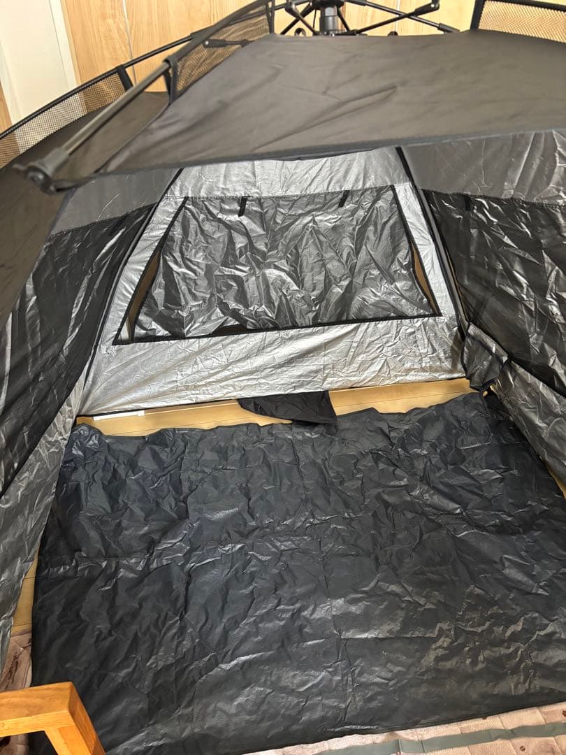 通気性のある黒とグレーのキャンプテント