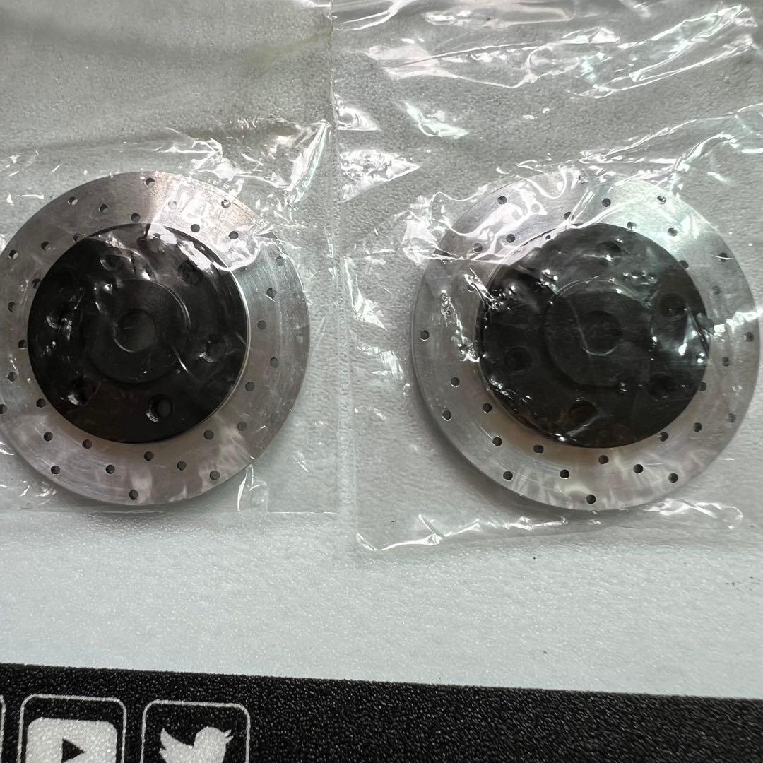 RC4WD 6LUG1.9クロームホイール、axial純正トレパドールタイヤ