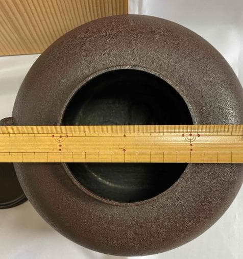 伝統的な黒色鉄釜