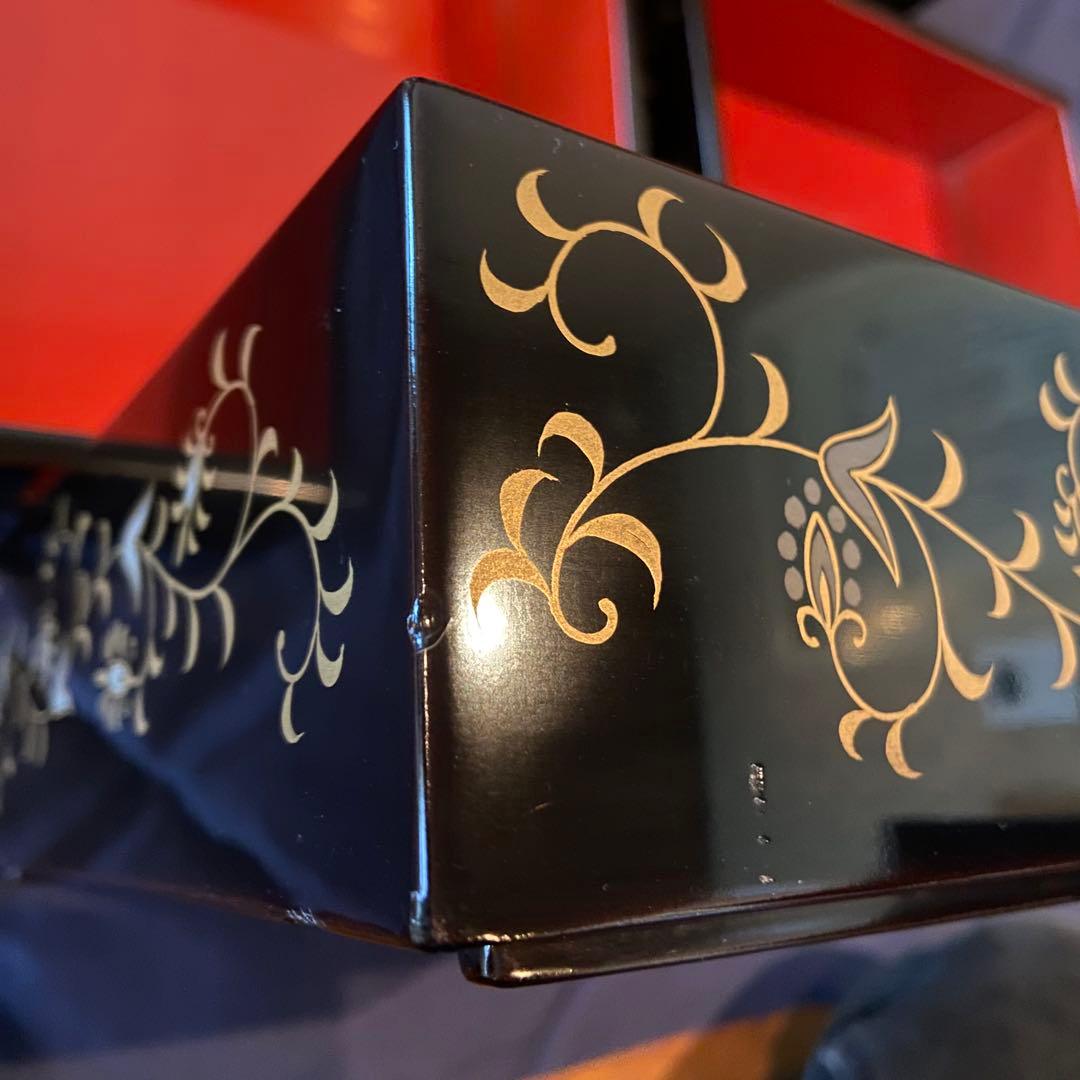 輪島塗　五段重箱　定紋重箱　蒔絵唐草　点彫り沈金　共箱付