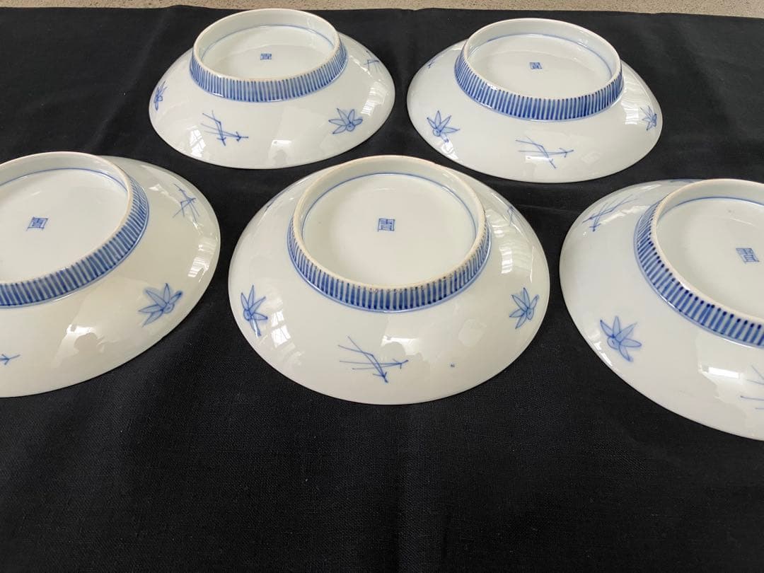 櫛高台の孔雀と花の模様の皿