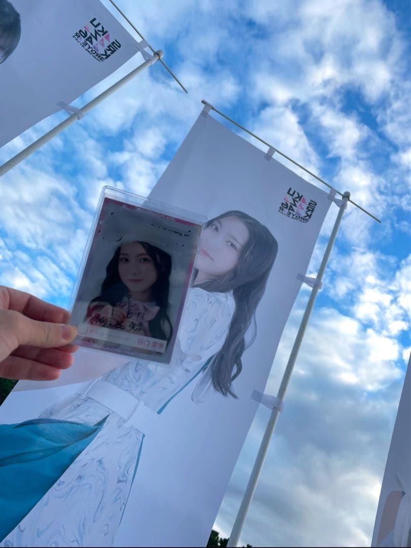 櫻坂46 谷口愛季　直筆(サイン)生写真(2023年クリスマスサンタ衣装 寄り)