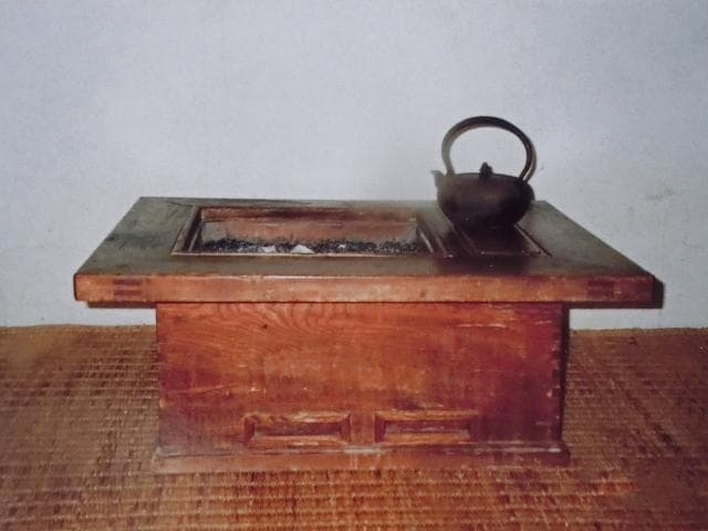「長火鉢と鉄びん」