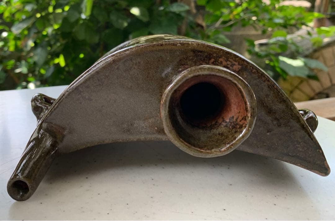 琉球陶器①双鳥(魚鷹)四言詩入白土象嵌抱瓶/②五言詩唐・于入白土象嵌抱瓶