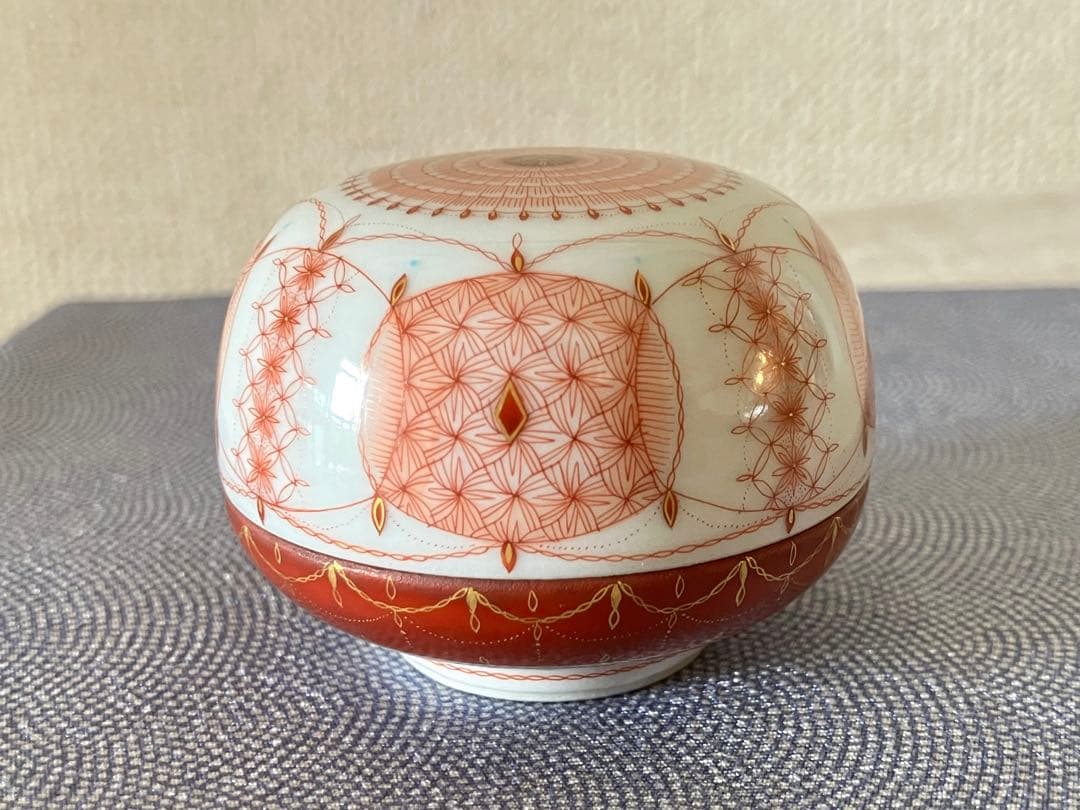 見附正康作　香合　赤絵細描小紋