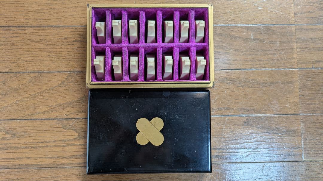 十三絃箏 上掛け式油箪 天然素材の 琴柱. 天然素材の琴柱用ケース