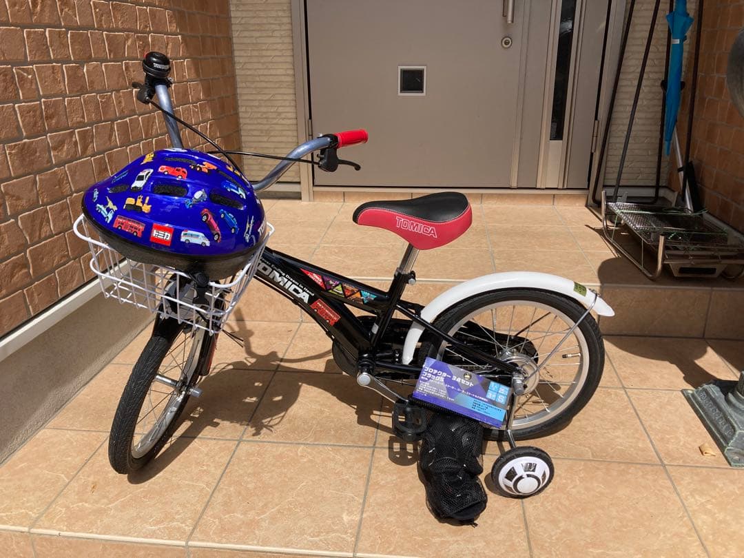 トミカ　自転車　16インチ　ヘルメット&プロテクター付
