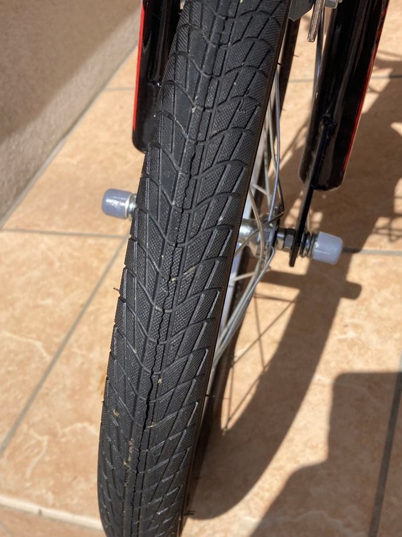 トミカ　自転車　16インチ　ヘルメット&プロテクター付