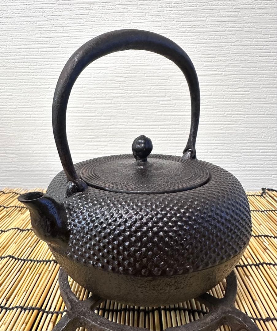 未使用品、木箱、黄布、南部鉄器検査証付　南部薫山工房造　鐡鉢型霰　南部鉄瓶