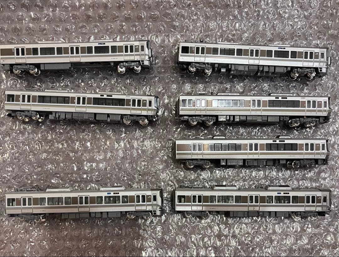 KATO製のNゲージ鉄道模型、**225系100番台「新快速」