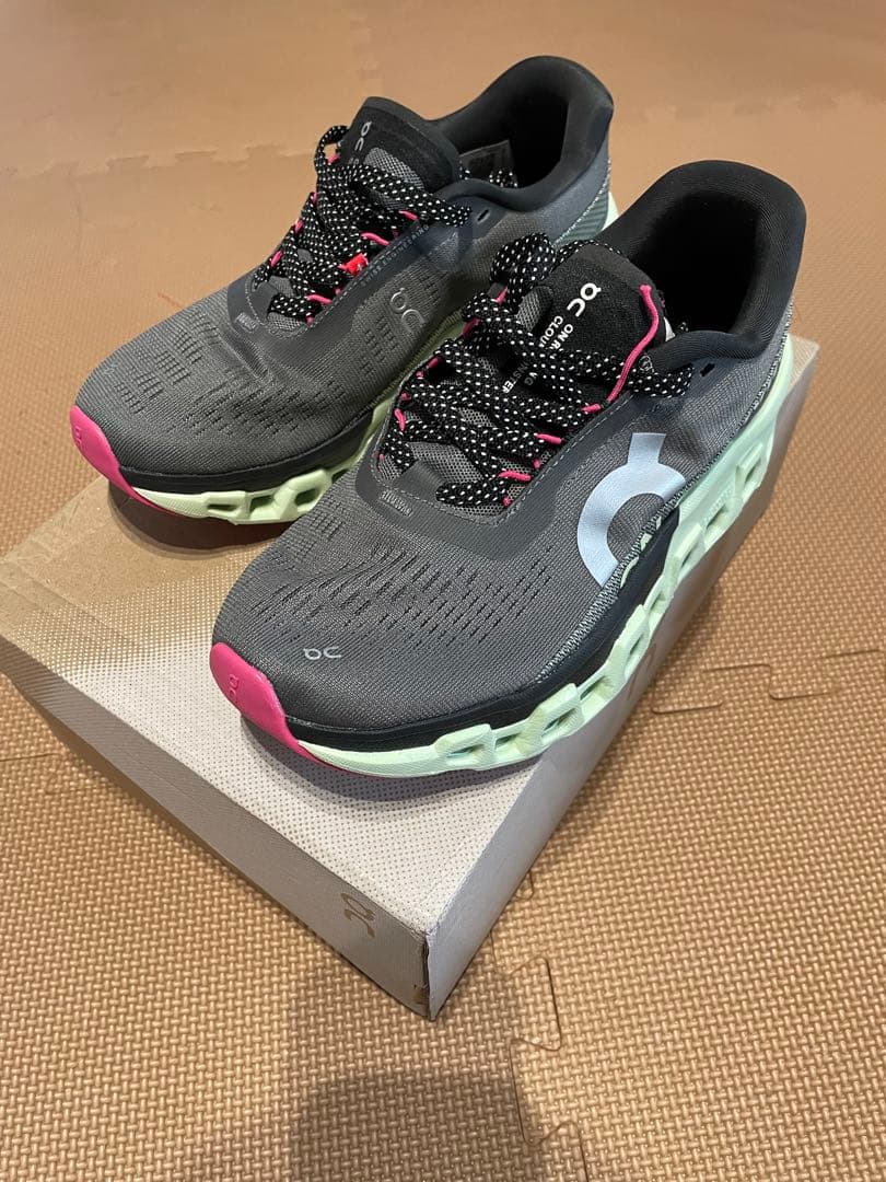 On Cloudstratus 2 23センチ