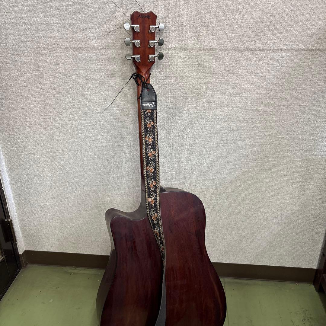 ＄アルバレス　アコースティックギター　弦切れあり