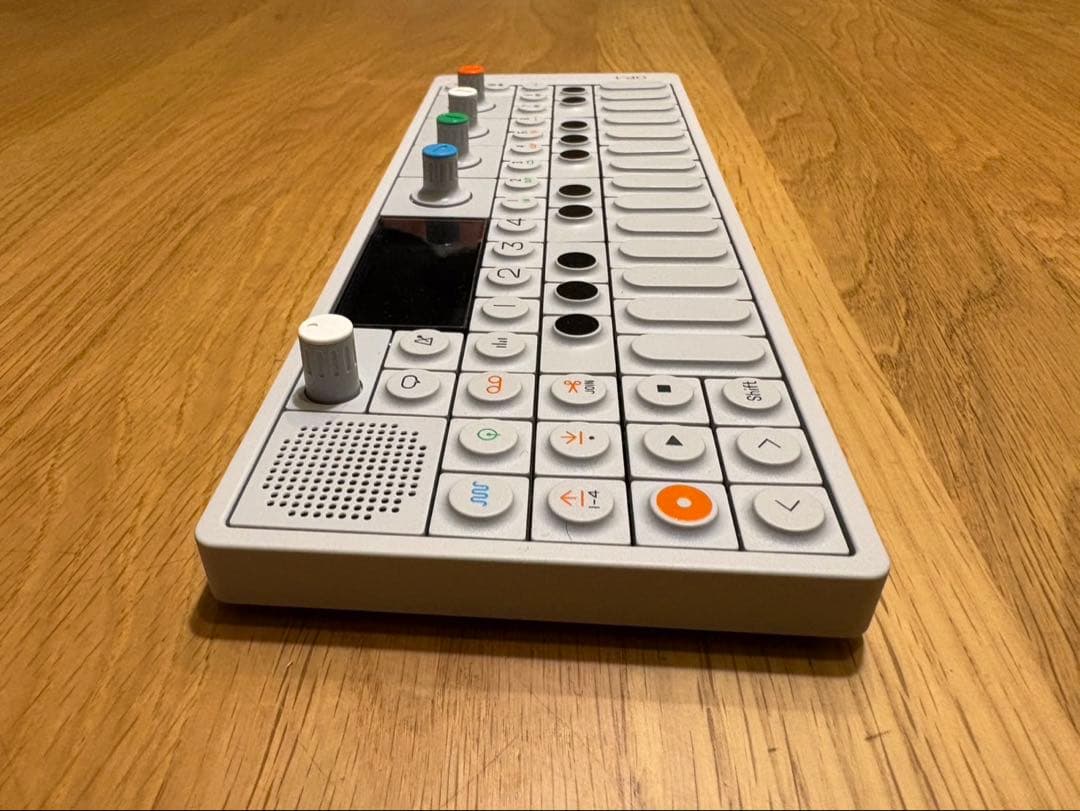 OP-1 シンセサイザー ホワイト