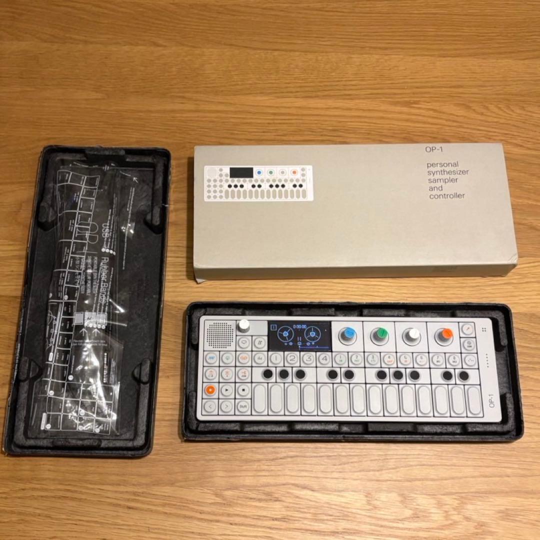OP-1 シンセサイザー ホワイト