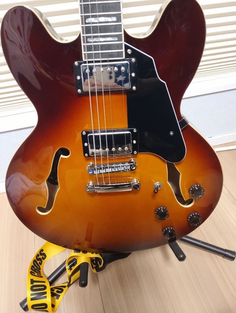 groteのサンバースト セミアコ