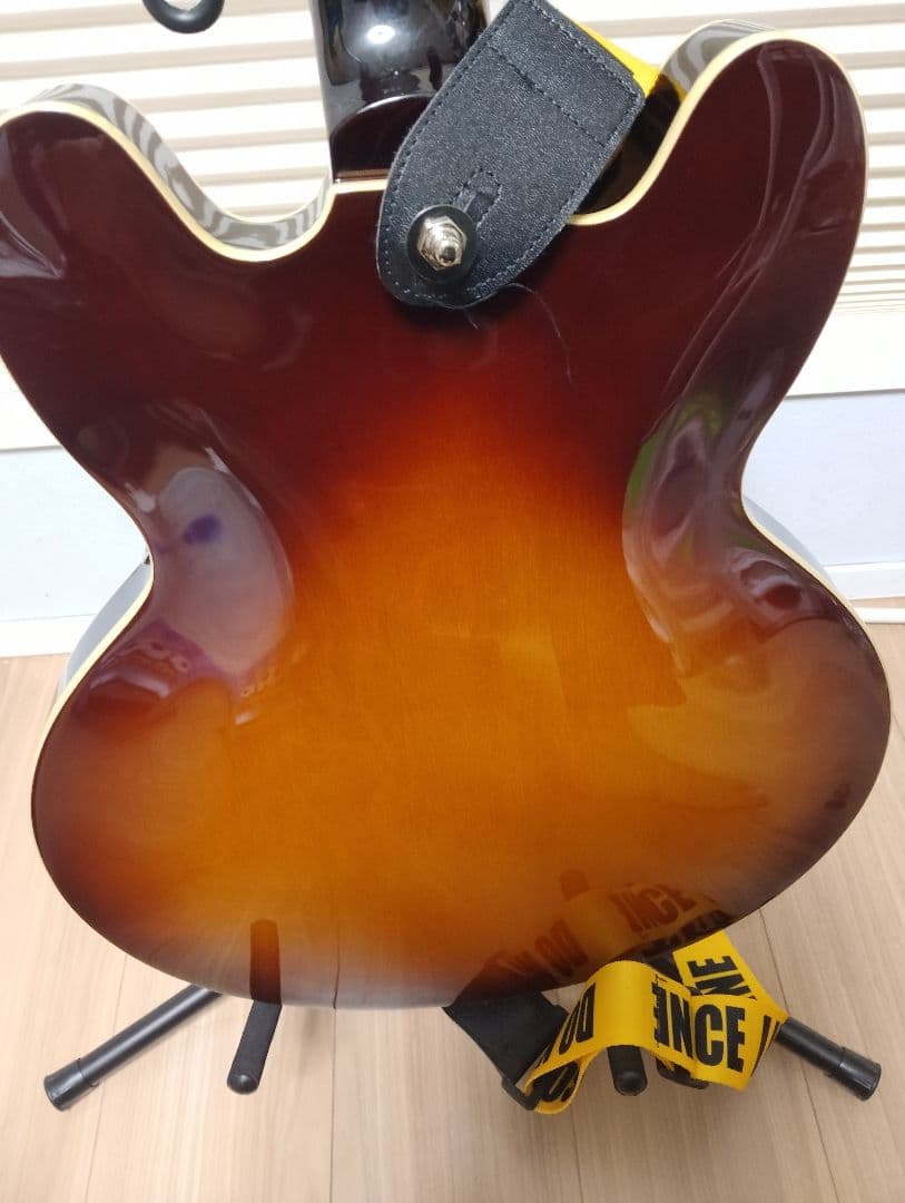 groteのサンバースト セミアコ