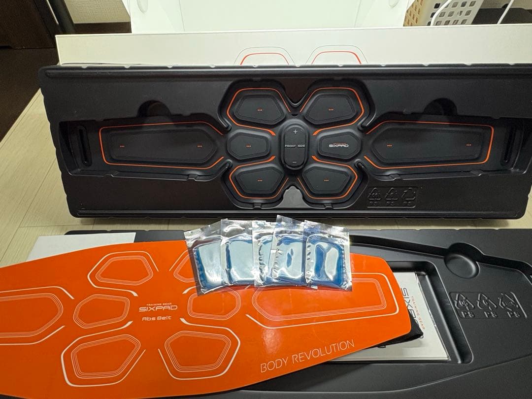 【美品】新品パッド付　SIXPAD アブズベルトS/M/L