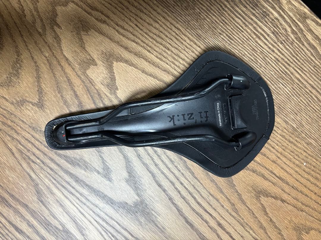 fi'zi:k サドル ブラック