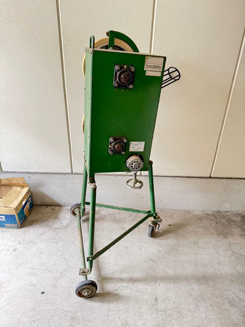 ピッチングマシン 緑色 ボール発射装置付き