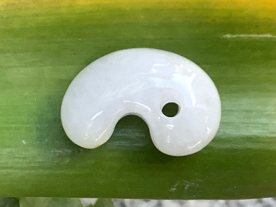 鑑定機関鑑別書付　氷*アイスジェイド糸魚川翡翠勾玉　お身近の守護石に本物を‼️