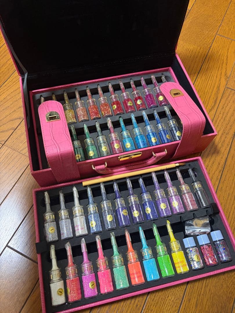 美品　48色以上　ボディジュエリー多色グリッターセット　ケース付き