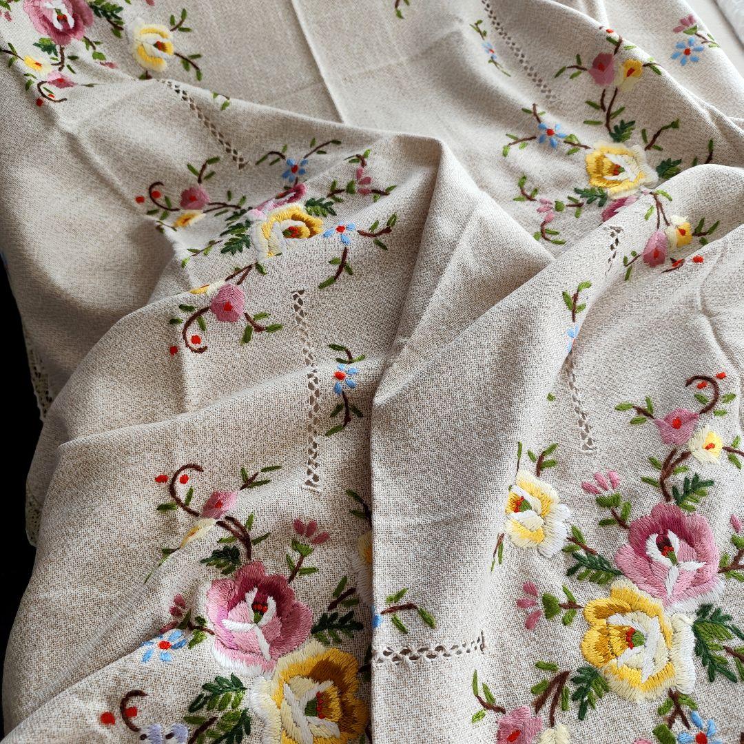 バラ蔓 カロチャ刺繍 厚手柔らか　ヴィンテージ大判テーブルクロス　お手仕事