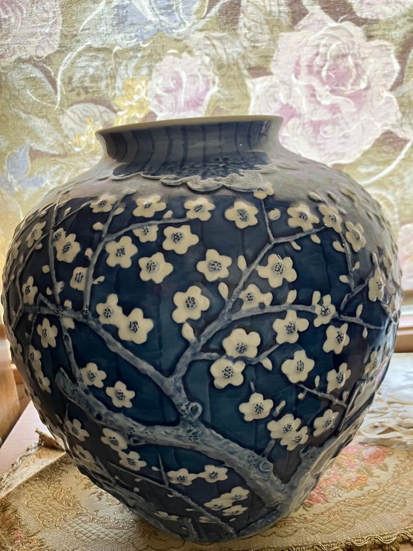 メ4810 花瓶/緒方松右衛門/染付/壷巴型花瓶/夕梅/有田焼/浮彫