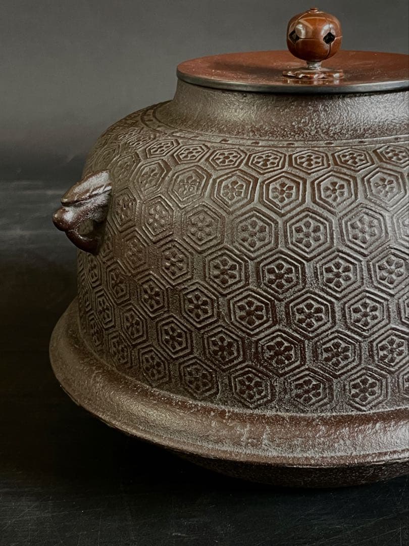 【美品】「母」 亀甲地紋 真形羽釜 釜師 敬典 共箱 茶道具 炉釜（15D）