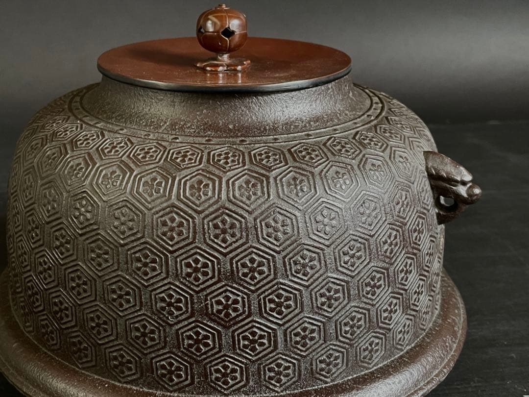 【美品】「母」 亀甲地紋 真形羽釜 釜師 敬典 共箱 茶道具 炉釜（15D）