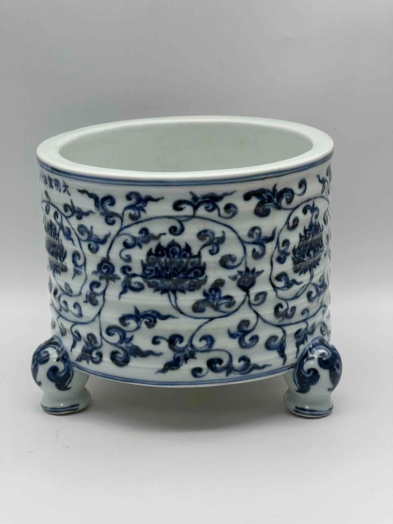 明宣徳時代 【大明宣徳年製 】在銘 染付 青花唐花文三足炉 (B-82)