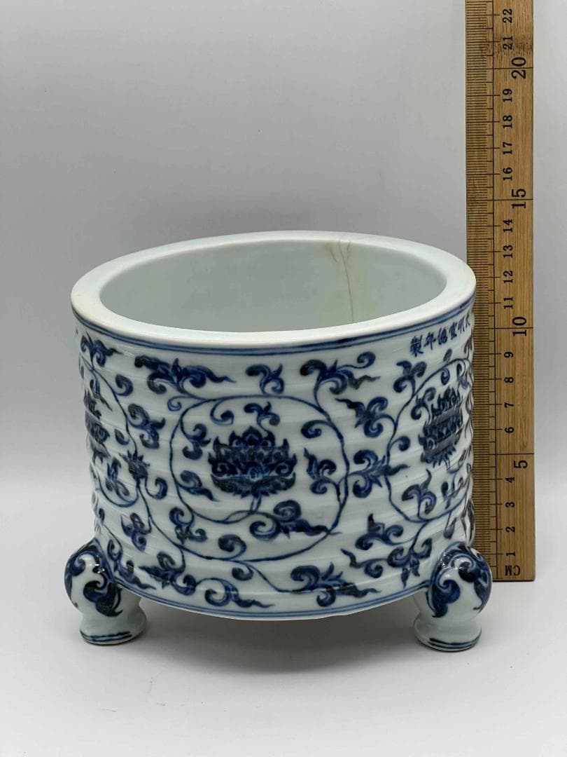 明宣徳時代 【大明宣徳年製 】在銘 染付 青花唐花文三足炉 (B-82)