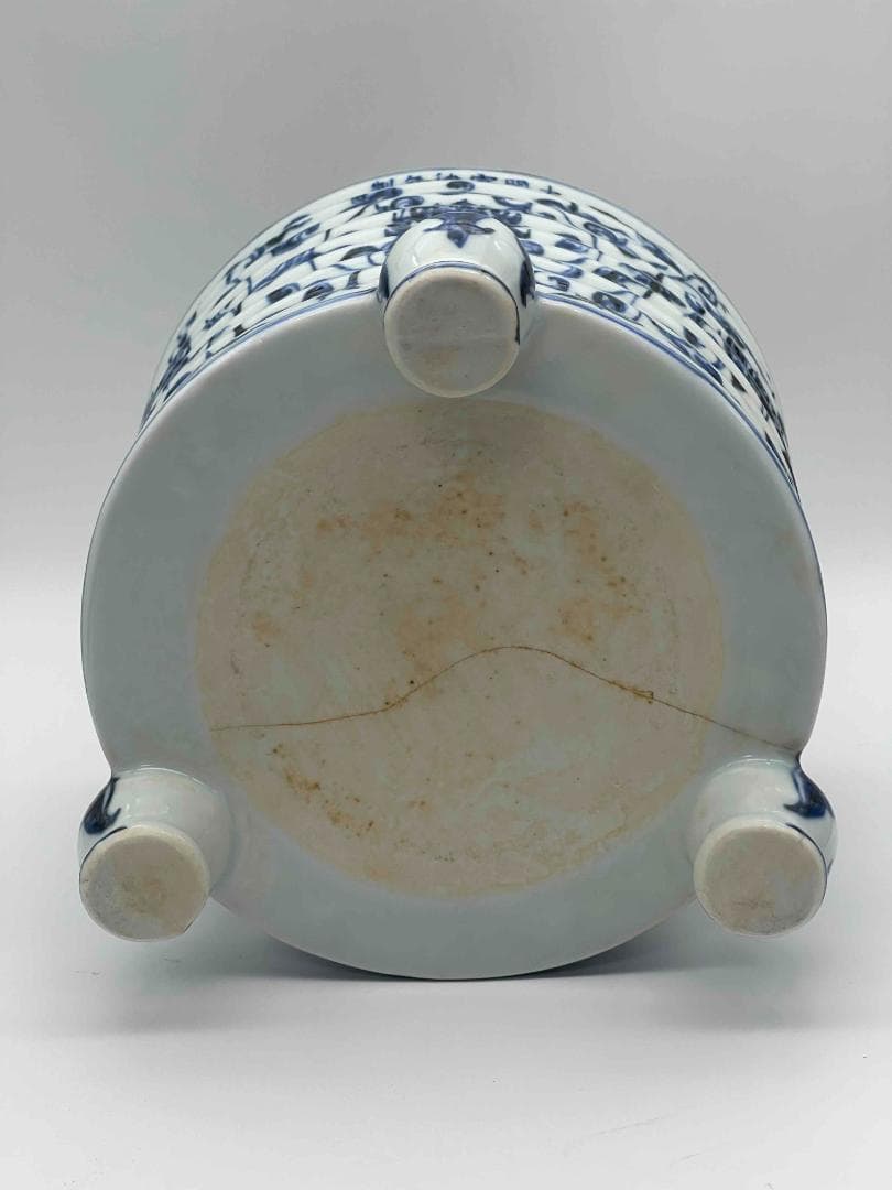 明宣徳時代 【大明宣徳年製 】在銘 染付 青花唐花文三足炉 (B-82)