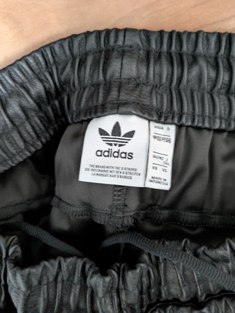 adidas 合皮ブラック ストライプ ジャージパンツ