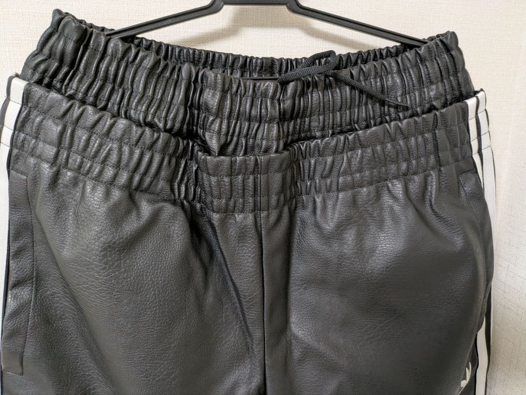 adidas 合皮ブラック ストライプ ジャージパンツ