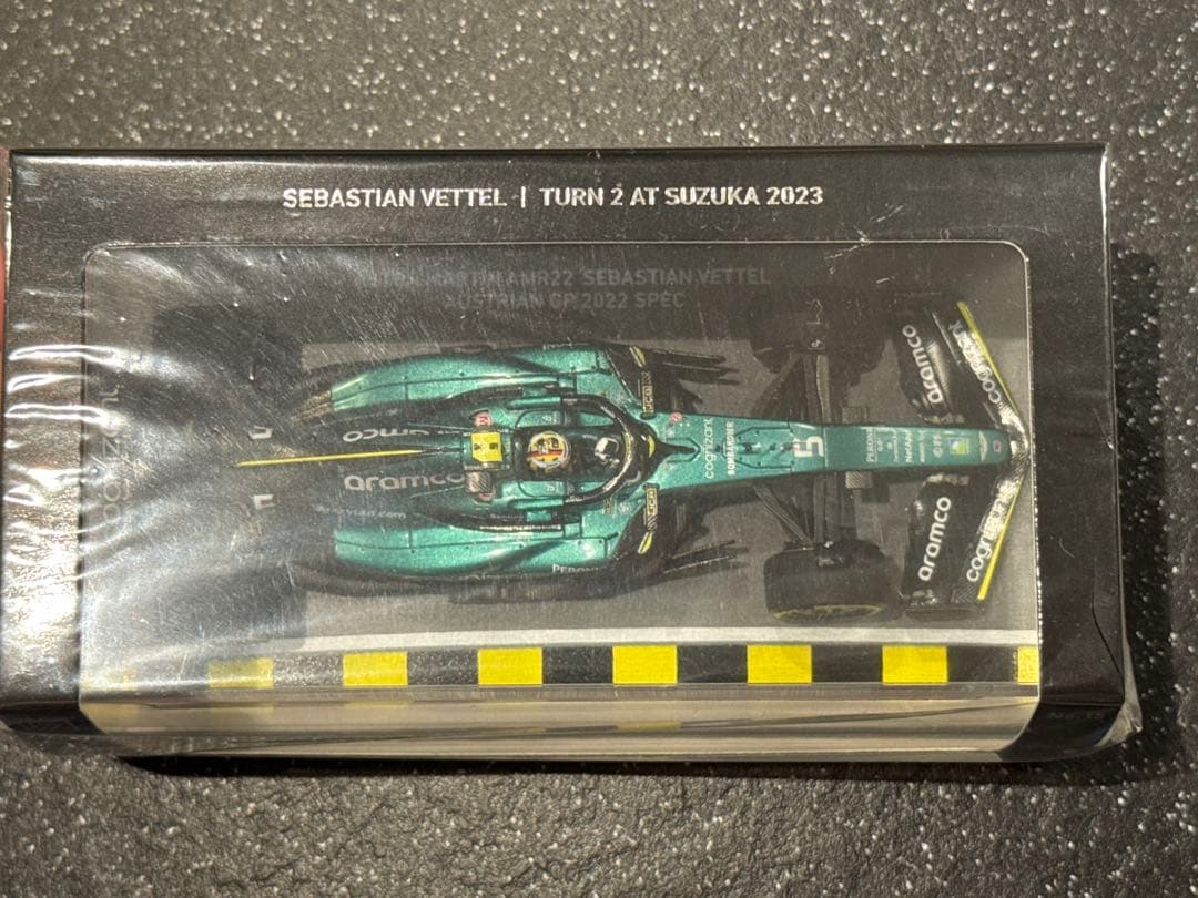 セバスチャン・ベッテル BUZZIN’ CORNERモデル 鈴鹿 AMR22