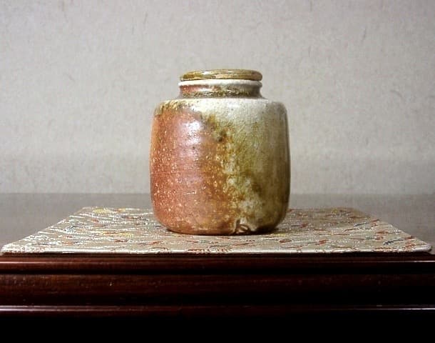 伊賀焼　作者不明　茶入写　共蓋　花押　在銘　無傷　箱無。