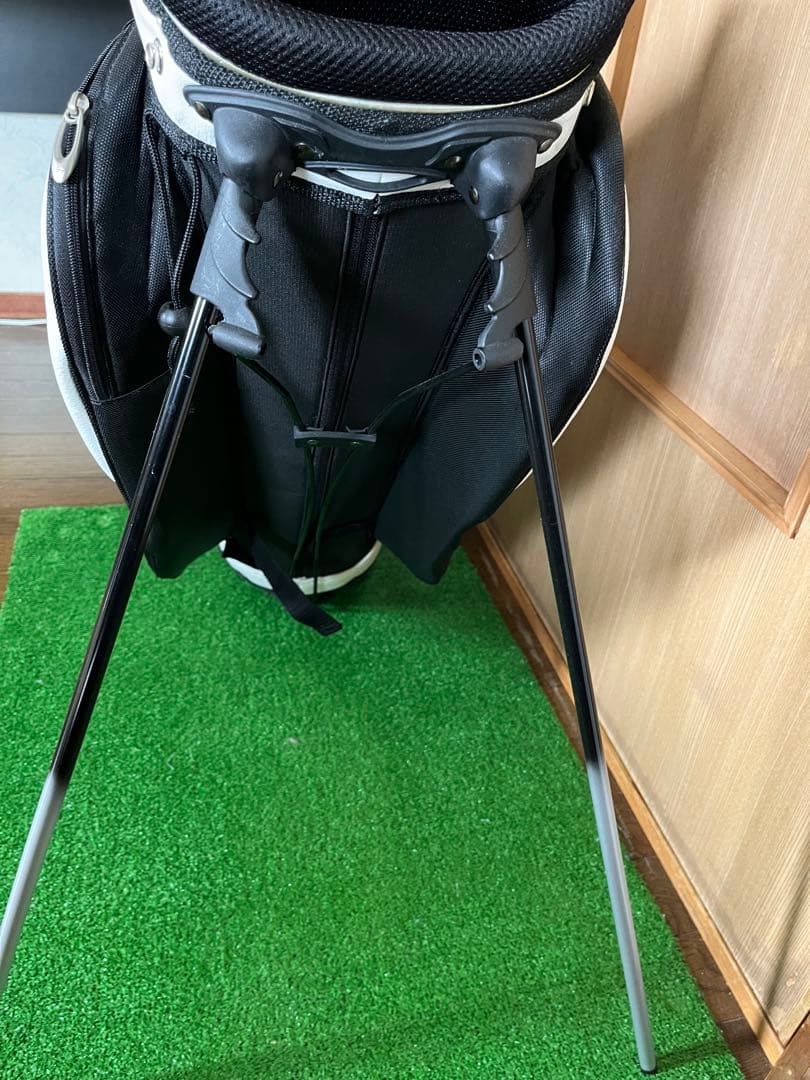 TaylorMade ゴルフバッグ 自立式 白黒