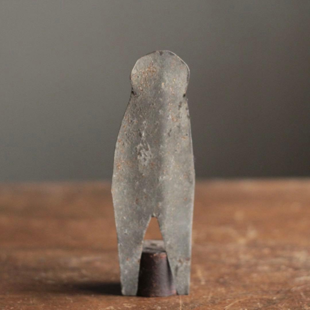 ヒトガタ 錆びた 金属 オブジェ 呪物？