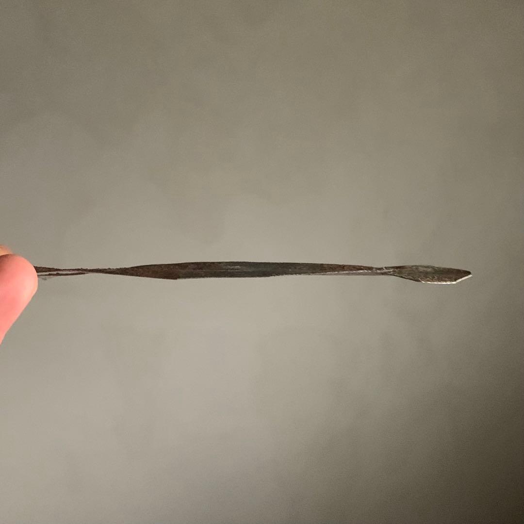 ヒトガタ 錆びた 金属 オブジェ 呪物？