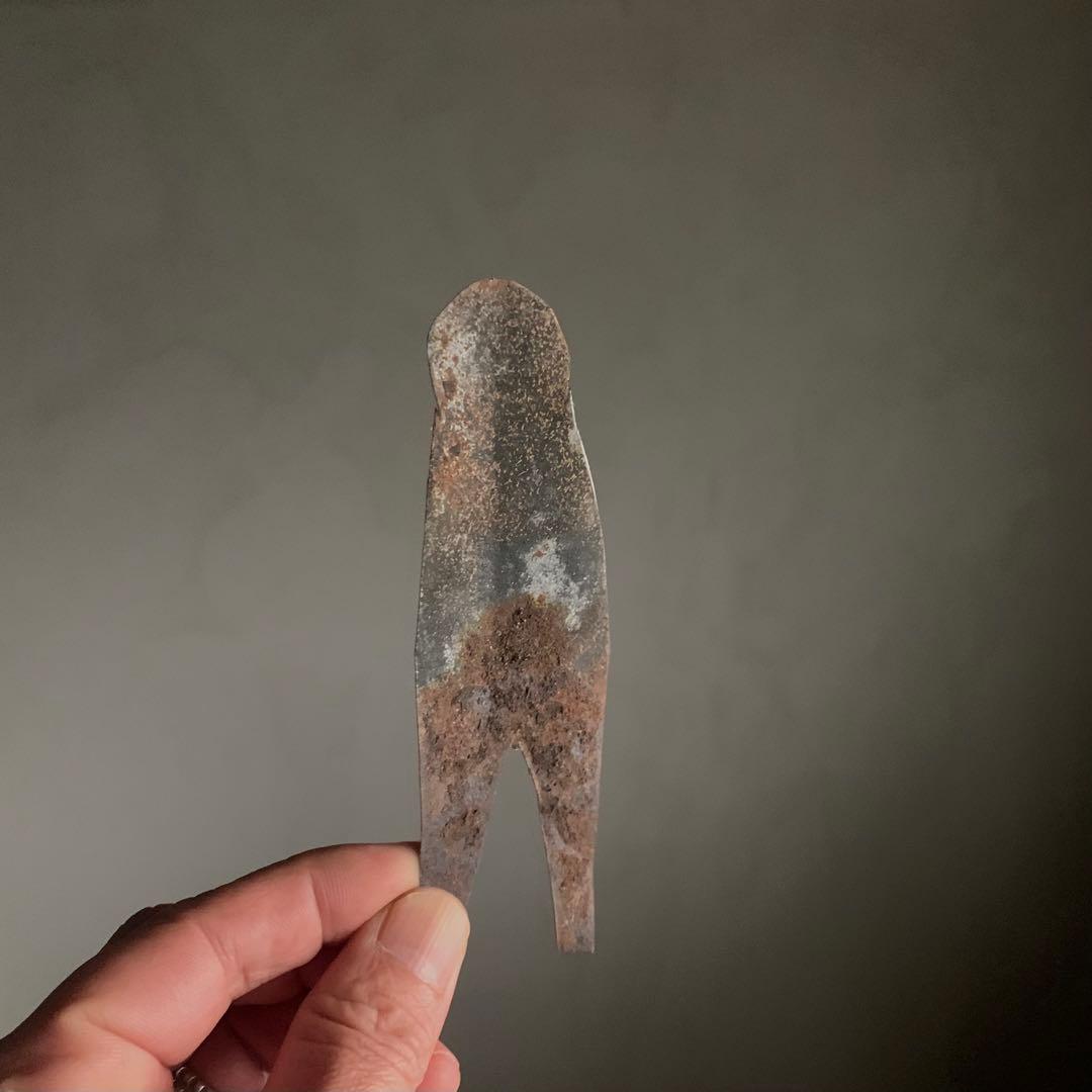 ヒトガタ 錆びた 金属 オブジェ 呪物？