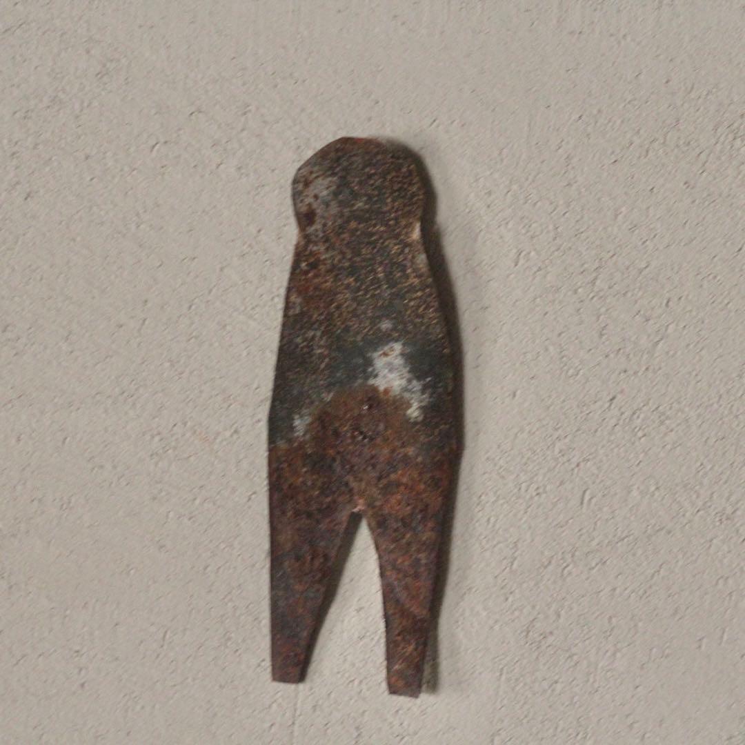 ヒトガタ 錆びた 金属 オブジェ 呪物？