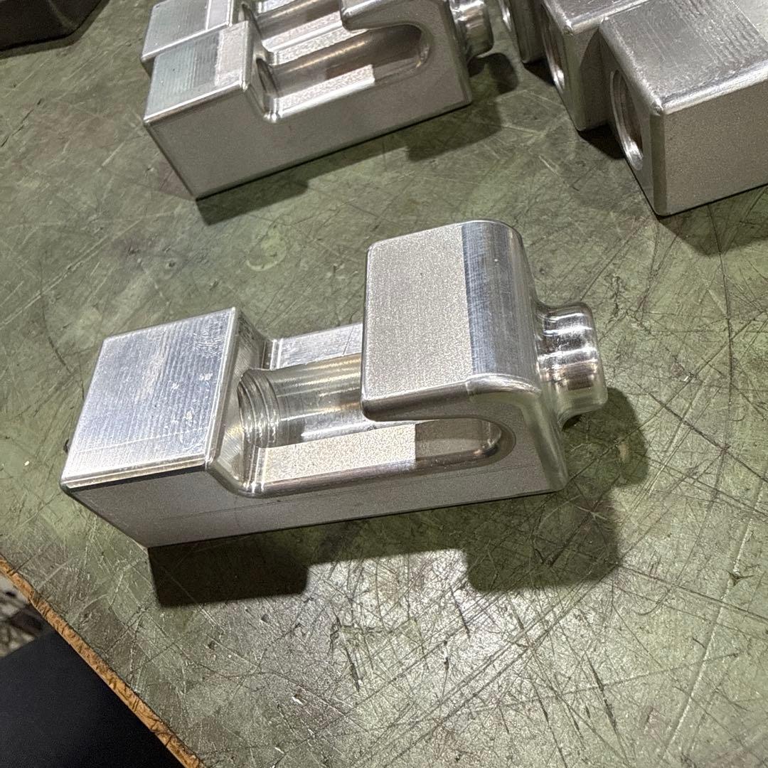 バレーボールのアンテナをネットに固定するパーツ