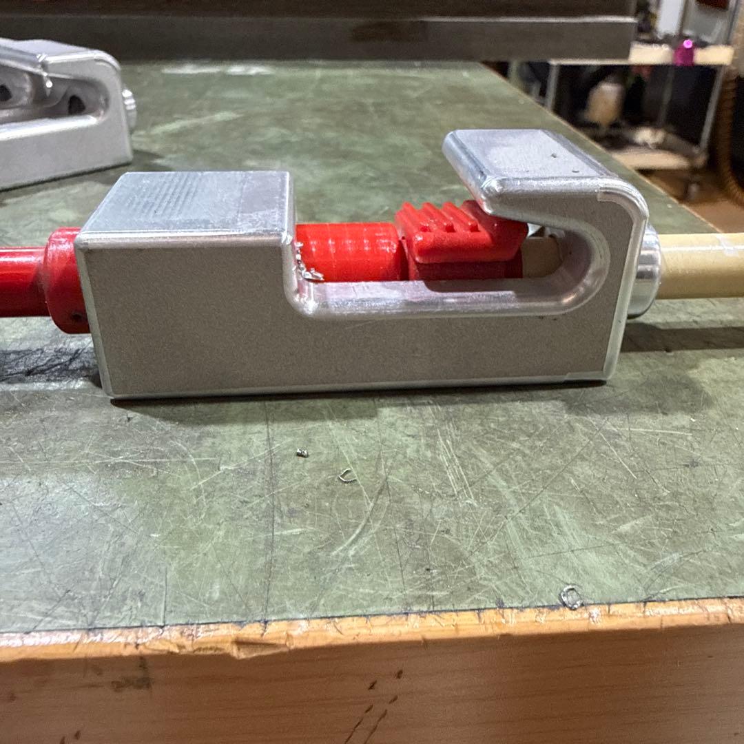 バレーボールのアンテナをネットに固定するパーツ