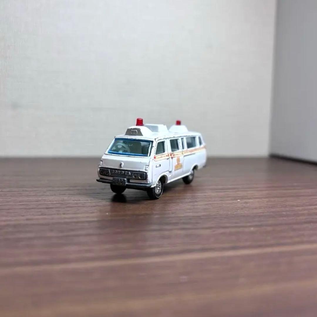 日本製トミカ黒箱No.57 トヨタハイエースコミューター救急車 当時物