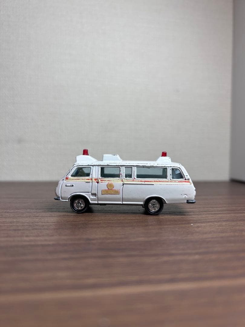 日本製トミカ黒箱No.57 トヨタハイエースコミューター救急車 当時物