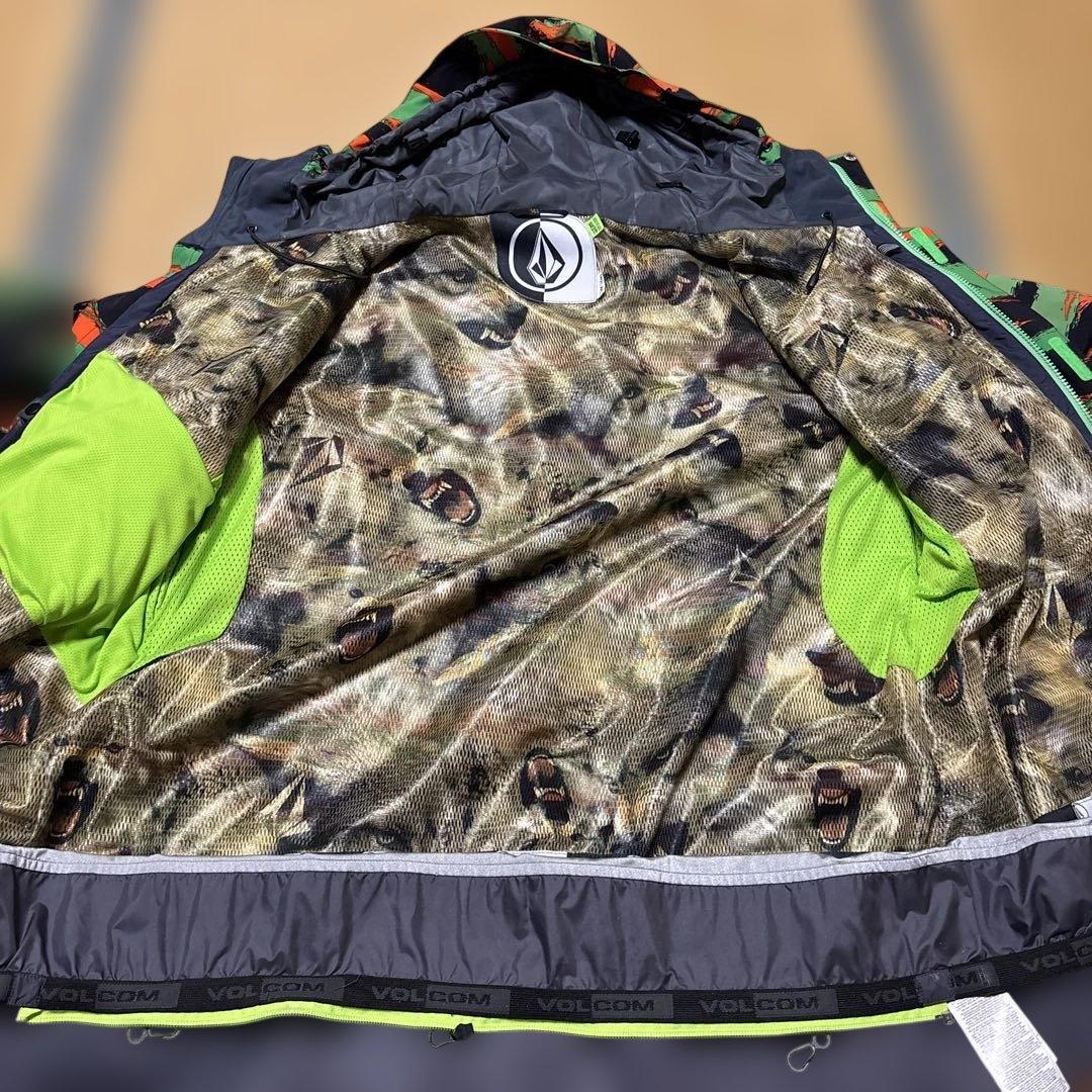 VOLCOM 迷彩柄アウター　スノボ　スノーボード　カモフラ 緑オレンジ